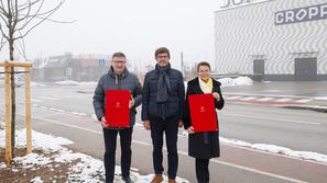 Župan Matjaž Rakovec, Srđan Krumpak iz McDonalds, Meta Ahačič iz podjetja Supernova