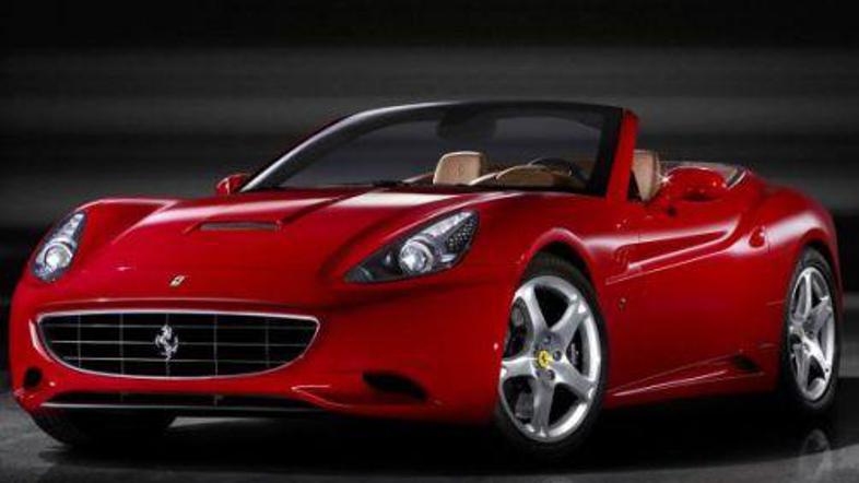 Ferrari je le razkril novega lepotca GT california, ki ga krasi trda zložljiva s