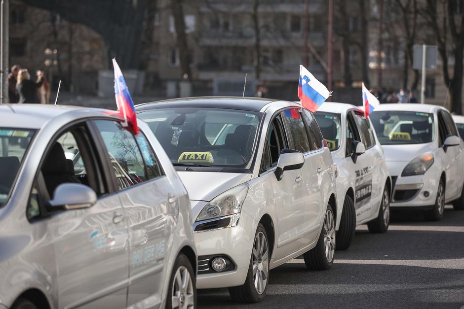 protest taxistov pred parlamentom | Avtor: Saša Despot