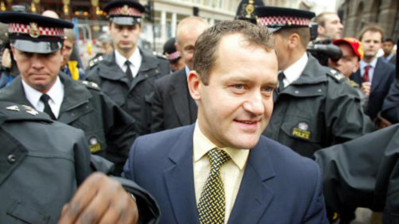 Burrell naj bi poskrbel, da je zaročni prstan izginil v noč.