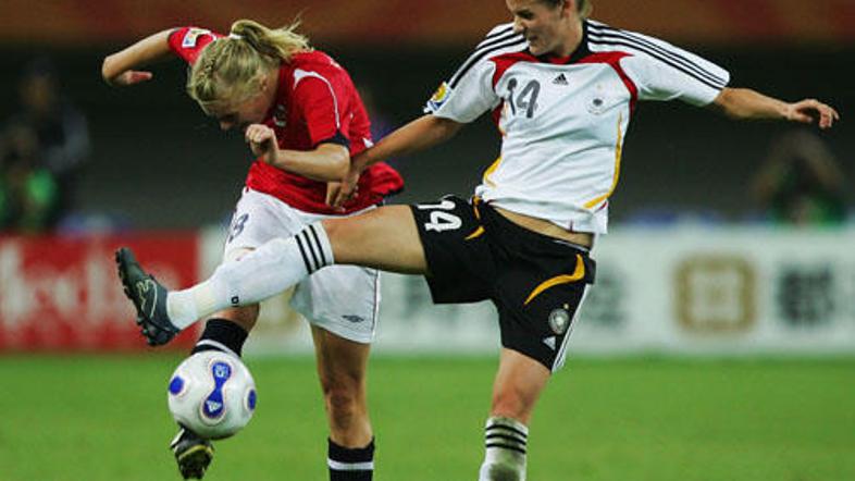 Nemška nogometna reprezentantka Simone Laudehr (v belem dresu) je prodala svoj n