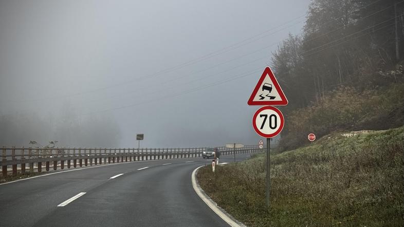 Prometni znak spolzko vozišče spolzka cesta