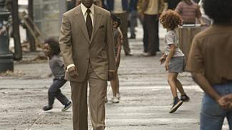 Frank Lucas uresniči ameriški sen – ima stanovanja na Manhattnu, lepo ženo, kupe