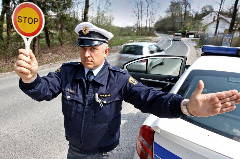 slovenija 15.04.2010 policist, policija, ustavljanje vozil, stop, loparcek, foto