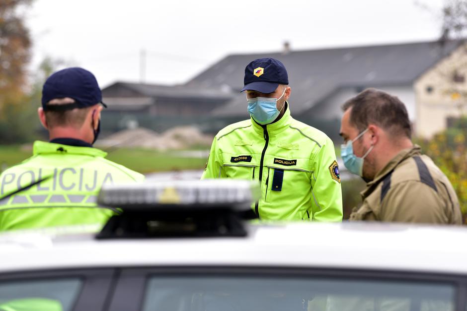 Covid-19, Slovenija, policija, nadzor, občine | Avtor: Epa