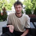 Reklama. Bralec je bil zgrožen nad polepljenimi kovanci. Policija: Ni kaznivo. (