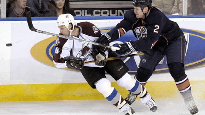 Ryan Smyth (levo) jo je skupil na tekmi med Coloradom in Los Angelesom.