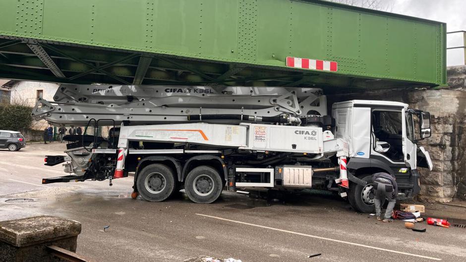 zagozden tovornjak pod nadvozom v Solkanu | Avtor: Rok Peric, Radio Robin