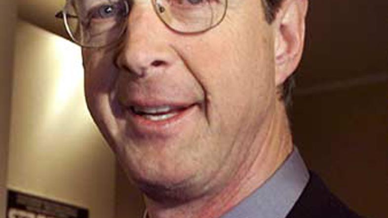 Michael Crichton je izgubil bitko z rakom.