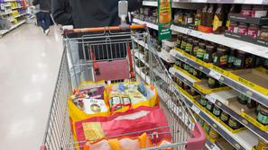 nakupovalni voziček poln hrane v trgovini