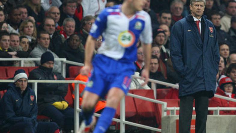 Arsenu Wengerju se vsaj za zdaj še ni treba bati za trenerski stolček pri Arsena