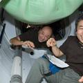 Japonskemu astronavtu Kičiju Wakati (desno) je pripadla čast, da je kot prvi pos