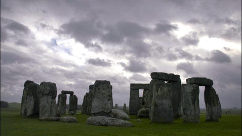 Stonehenge že dolgo buri domišljijo ljudi, saj nihče ne ve zagotovo, kakšen je b