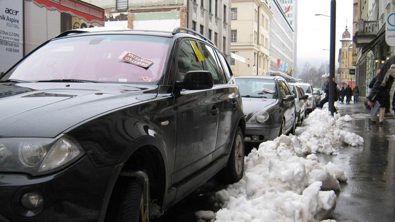 Na Dalmatinovi ulici so včeraj dopoldne olisičili več vozil. Za odstranitev lisi