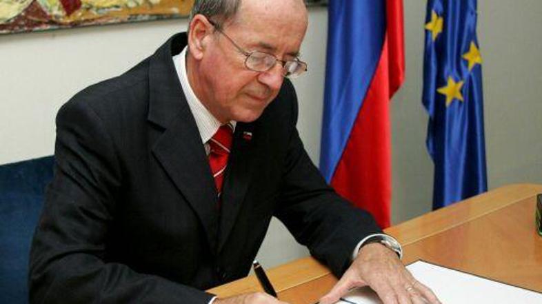 Cukjati bo svojo odločitev pojasnil na tiskovni konferenci.