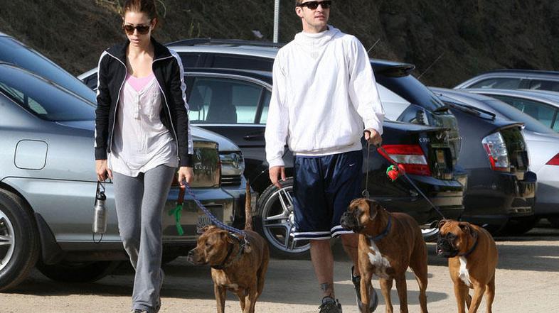 Justin in Jessica lahko spet brez skrbi pohajata naokoli, saj ju nadležna zalezo