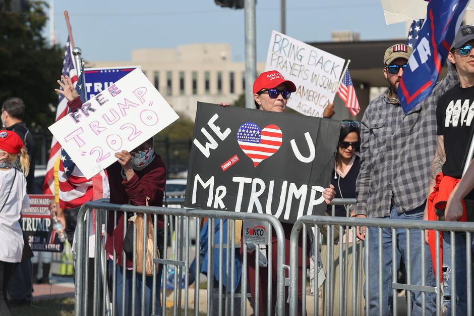 Trumpovi podporniki pred bolnišnico | Avtor: Profimedia