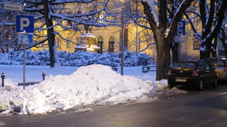 Sneg na parkirišču za invalide na Tomšičevi ulici v Ljubljani, dne 5. 1. 2016