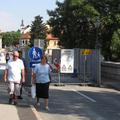 Pešci, ki jim je ob zapori na voljo celotna širina mostu, se bodo morali pojutri