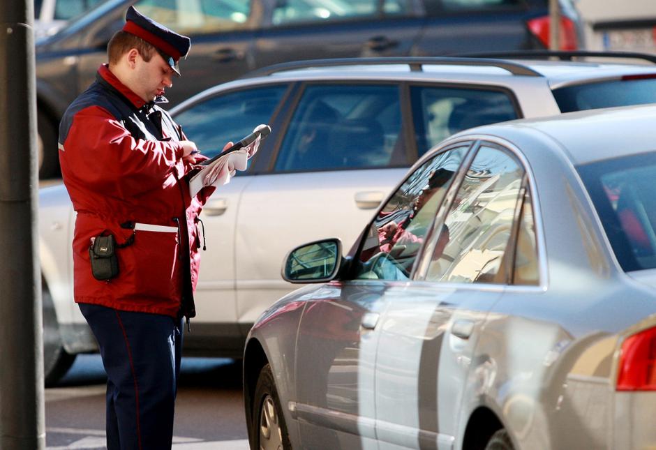 tzmojemesto 07.02.2008, mestni redar pise kazen za napacno parkiranje, Ljubljana | Avtor: Boštjan Tacol