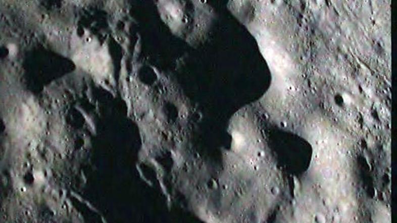 Znanstveniki so do zdaj mislili, da je Luna suho nebesno telo.