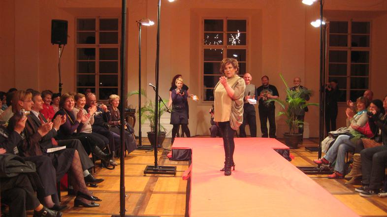 Udeleženci projekta Grundtvig so na modni reviji v Baročni dvorani graščine pred