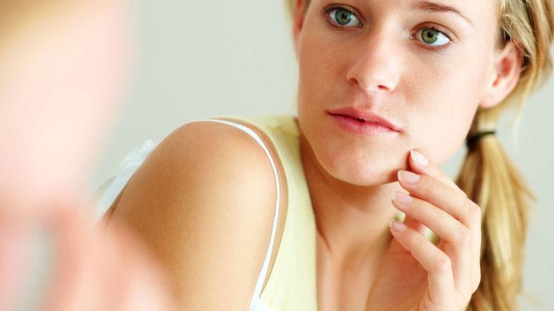 Osebe z dismorfično motnjo imajo izkrivljen pogled na svoj videz. (Foto: Shutter