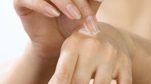 Začnite s pilingom, nato pa obnohtno kožico potisnite vstran in noht obdelajte s