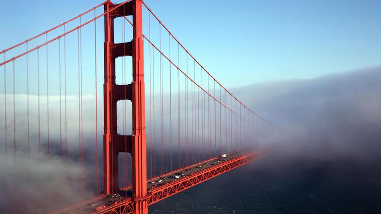 Še posebej previdni bodite v bližini mostov in vode. Tam je megla najbolj gosta.