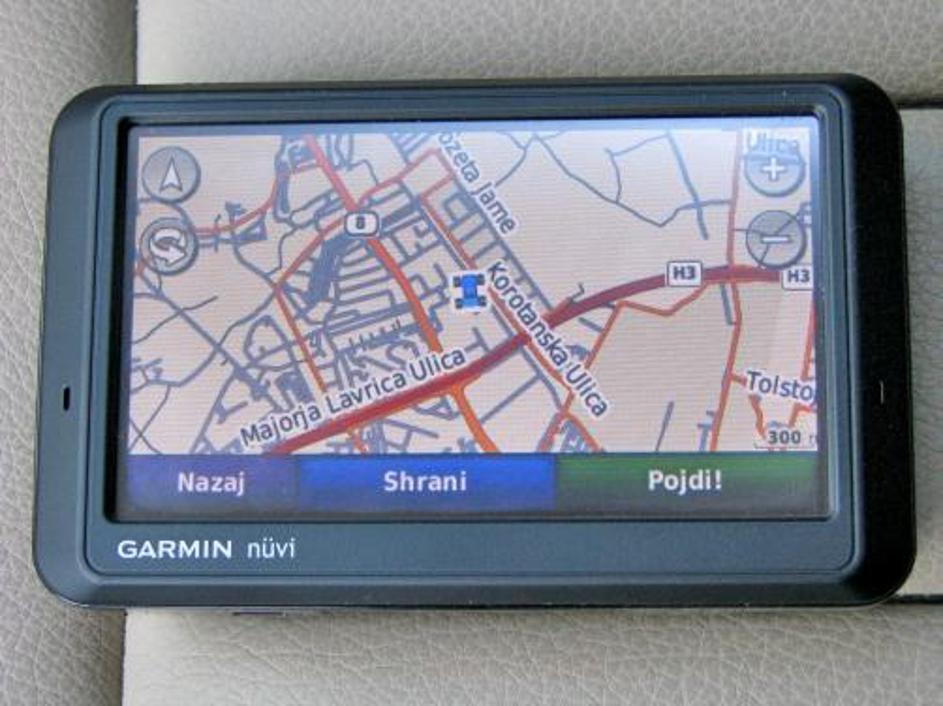 Zaslon je na trenutke premalo občutljiv na dotik, zato je treba kar dobro pritis