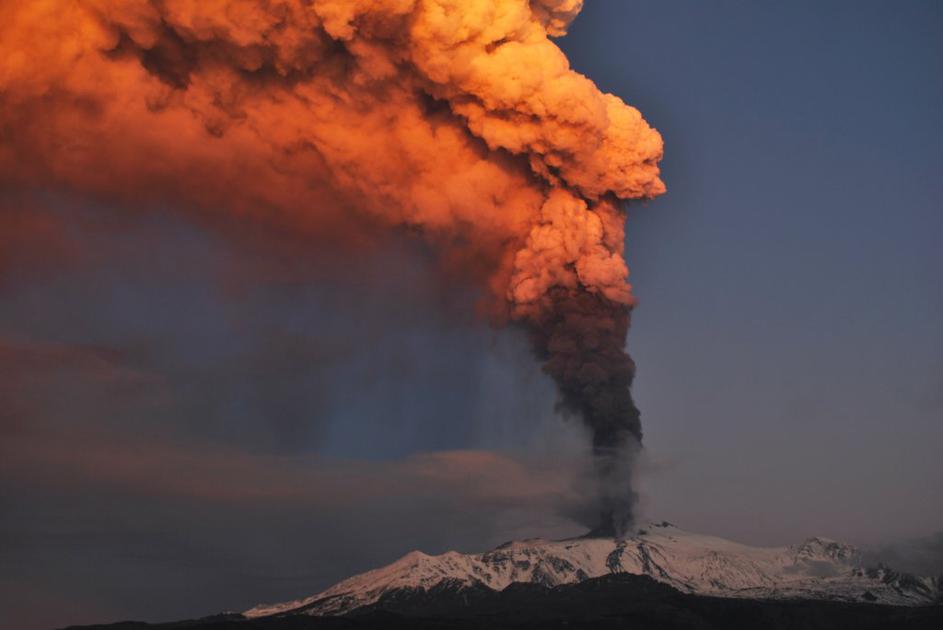Ognjenik Etna v Italiji se je v začetku januarja 2012 znova prebudil.