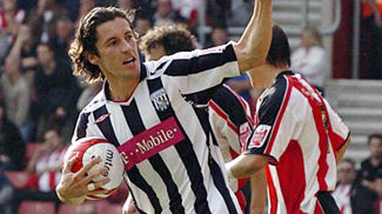 Robert Koren po prvem zadetku na stadionu St. Mary's.