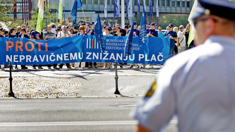 slovenija 13.09.2011 Protestni shod pred DZ v casu zasedanja maticnega odbora DZ