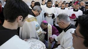 Fuad Tval poljublja križ