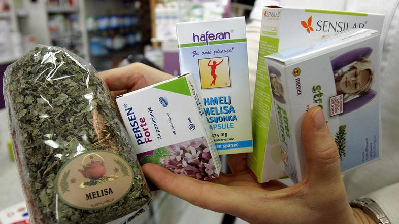 Tudi zeliščni čaji in tablete, ki jih kupimo v prosti prodaji, lahko vplivajo na