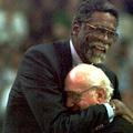 Bill Russell objema svojega nekdanjega trenerja in predsednika Celticsov Reda Au