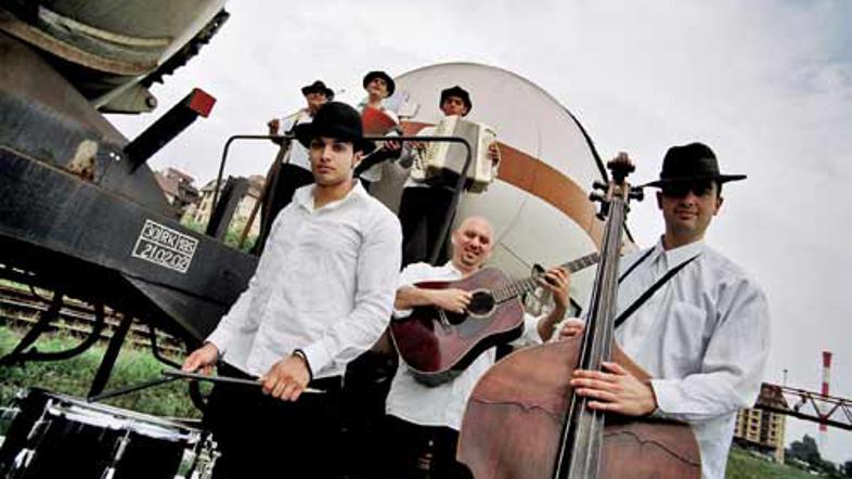 Skupina Kal bo 28. in 29. julija ob 20.30 nastopila v etno klubu Zlati zob v Lju