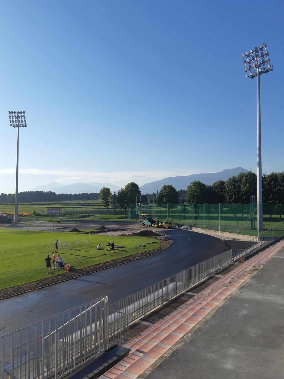 Kranjski stadion dobiva tudi nov tartan. | Avtor: MOK