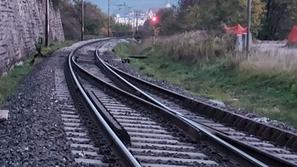 Tiri, železniška proga, železnica