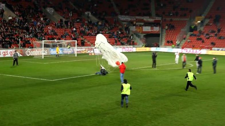 Padalec je med polčasom (nepovabljen) pristal na igrišču Slavie.