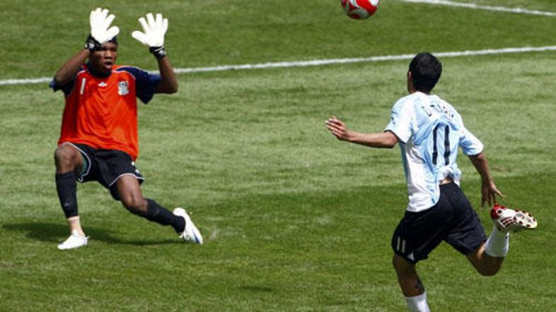 Angel di Maria je s 16 metrov zadel za ubranitev olimpijskega naslova iz Aten.