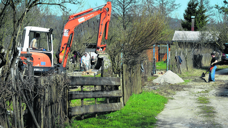 Občina je lahko lani uničila le vrtičke na svoji zemlji, zato zdaj želi večje pr