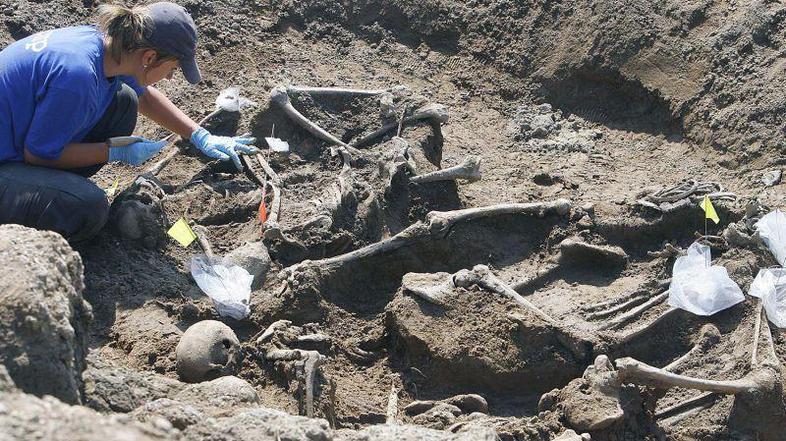 "V delu tega tankovskega jarka, oddaljenega od železnice in ceste, so takrat zak