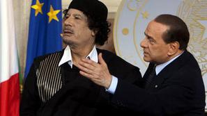 Gadafi je včeraj v pogovoru prijatelju Silviu Berlusconiju zatrdil, da je Libija