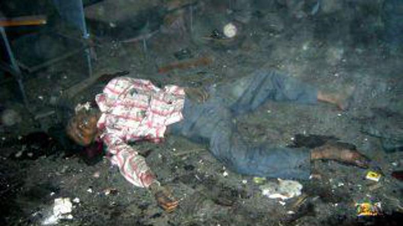 Bomba je v kinu med bollywoodsko filmsko uspešnico ubila šest ljudi.