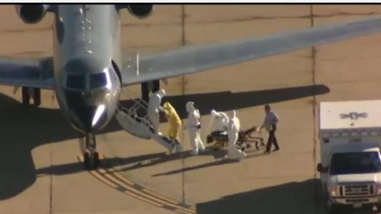 Spremljevalec okužene pacinetke z ebolo