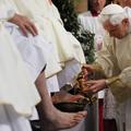 Včeraj, na veliki četrtek, je papež Benedikt XVI. med večerno mašo po Jezusovem 