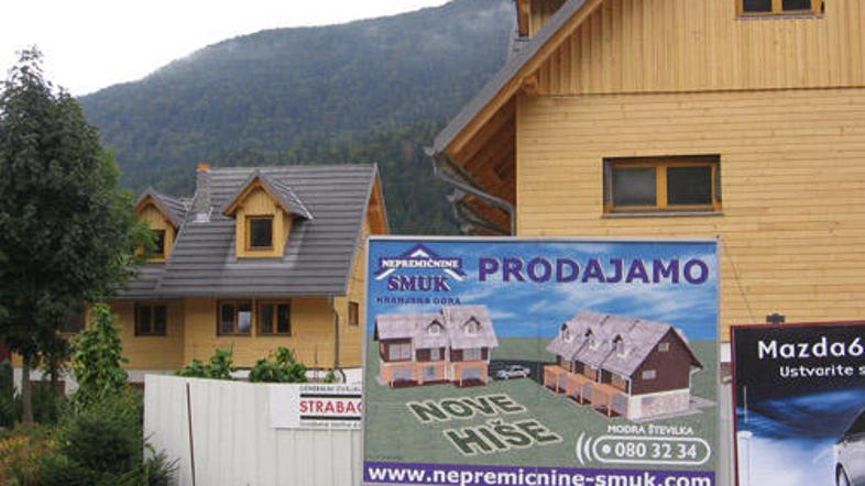 Napisi na prodaj skoraj na vsakem koraku vabijo kupce, novi veu010Dstanovanjski 