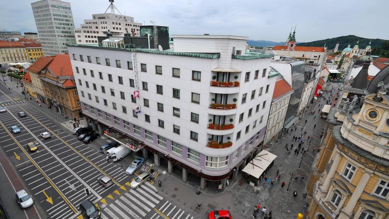 Hotel bodo porušili in gradili v dveh fazah, zato bo medtem vseeno obratoval. Di