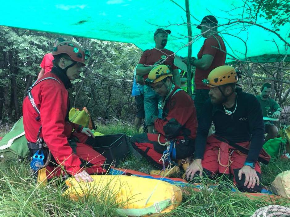 Reševanje iz Netopirjeve jame pri Sežani | Avtor: Jamarska reševalna služba